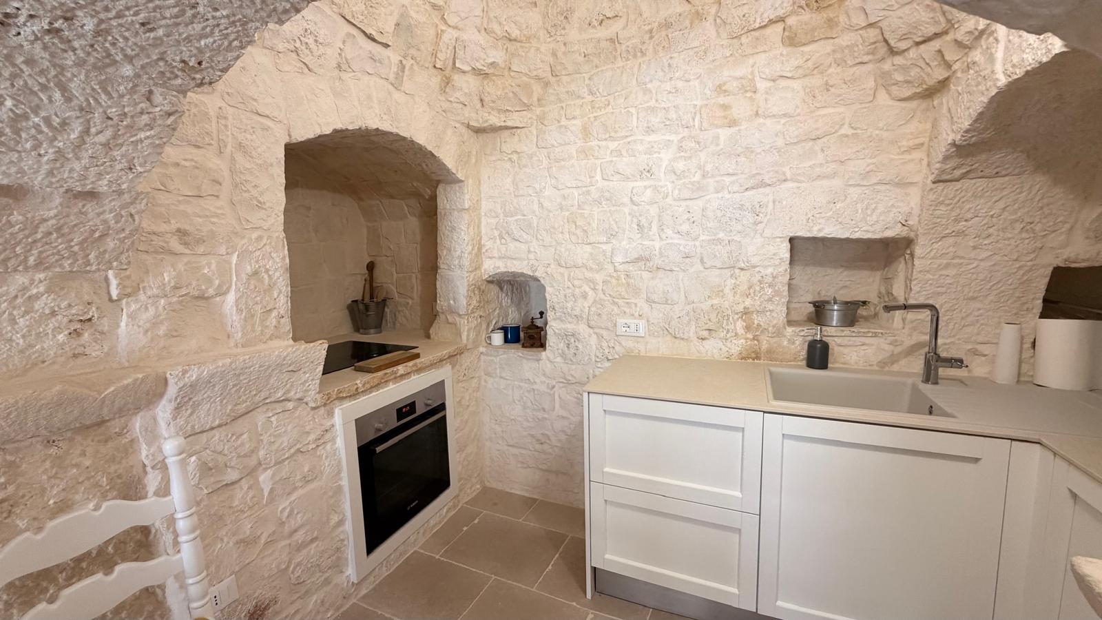 Trulli Comunicanti, Restaurati con Antico Camino, Ulivi Secolari.